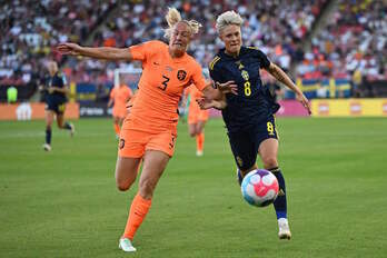 Van der Gragt y Hurtig persiguen el balón.