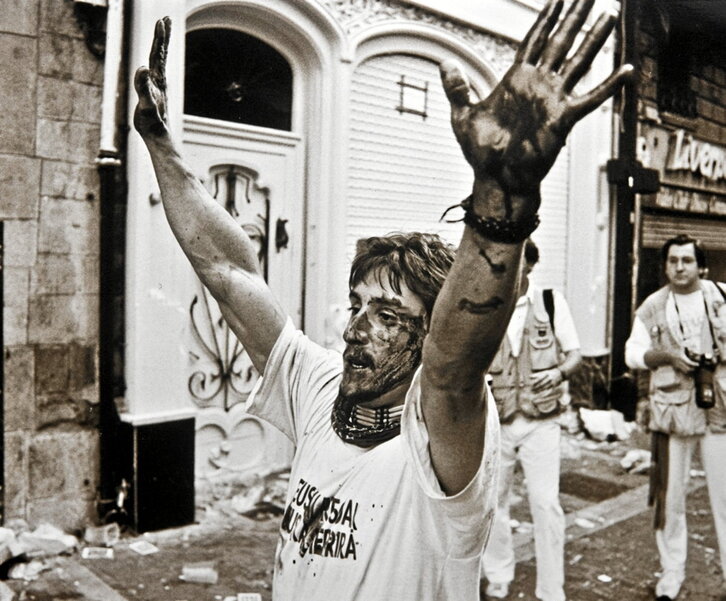 Abajo, un mozo agredido en Sanfermines tras la muerte de Miguel Ángel Blanco por llevar una camiseta a favor de la repatriación de los presos. Sobre estas líneas, Mari Mar Blanco en un acto de homenaje a su hermano.