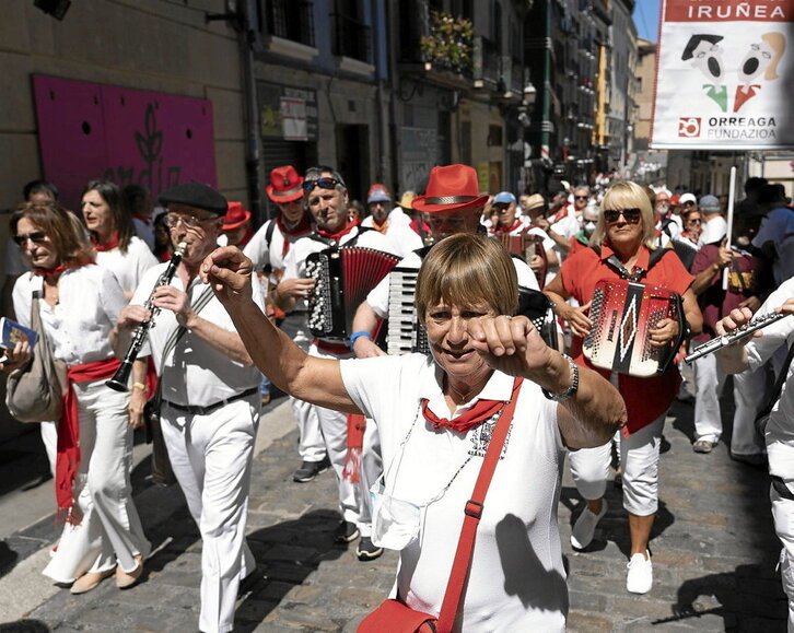 Ambiente festivo y mucho calor en el acto organizado por Orreaga Fundazioa.