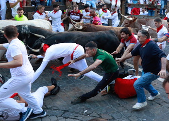 Varios mozos caen al suelo arrastrados por la velocidad de vértigo de los astados.