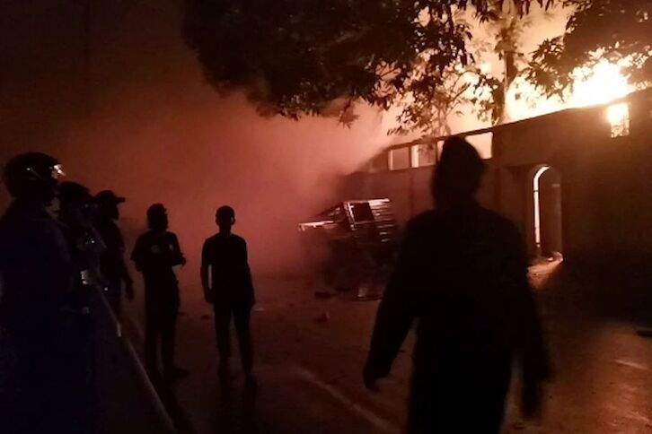 La residencia del primer ministro en llamas ayer por la noche.