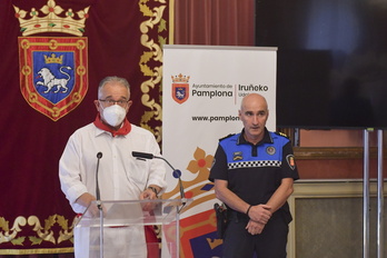 El alcalde de Iruñea, Enrique Maya, y el jefe de la Policía Municipal, Javier Goya, durante la rueda de prensa de urgencia celebrada este domingno en el Ayuntamiento. 
