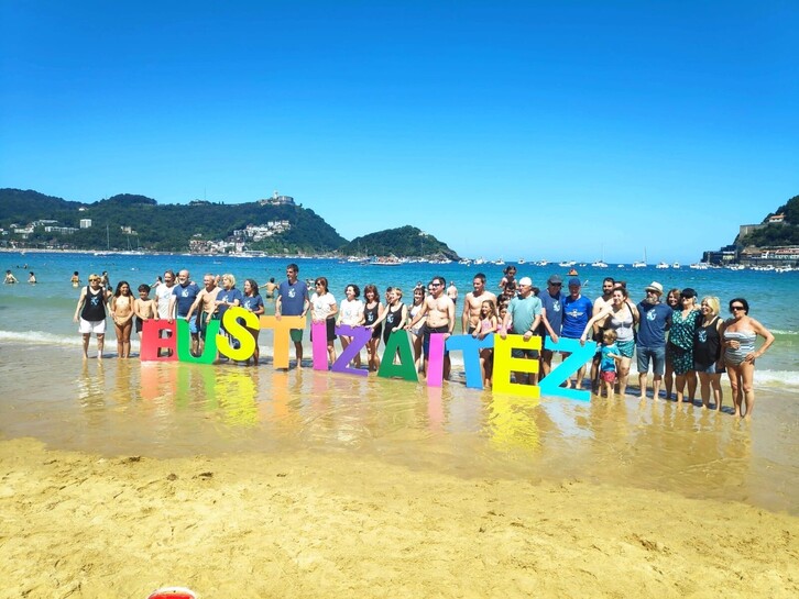 «Busti zaitez» kanpaina gaur, Kontxako hondartzan. 