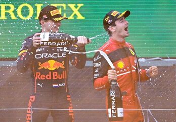 Verstappen, en la izquierda, le arroja champán al campeón del GP de Austria, Leclerc. 