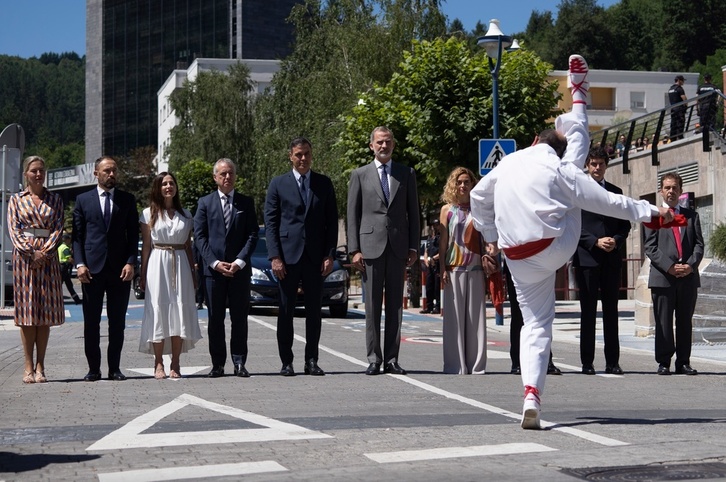 Ordezkari politikoak eta instituzionalak Ermuan, igande honetan, ohorezko agurra jasotzen.
