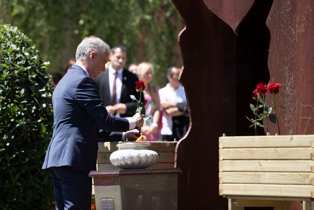 Iñigo Urkullu lehendakaria, omenaldiaren amaieran egin den lore eskaintzan. (Monika DEL VALLE I FOKU)