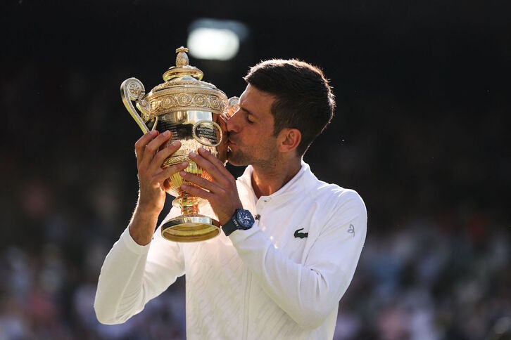 Novak Djokovic besa el trofeo que le acredita como campeón de Wimbledon una vez más.