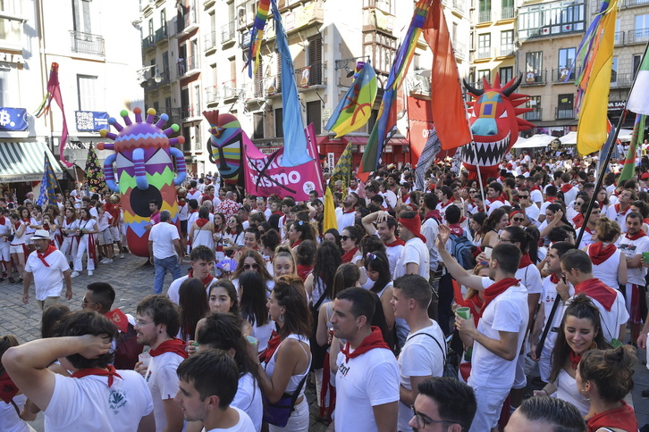 Mani-kalejira, Udaletxe plazan geldialdia egin duten momentuan.