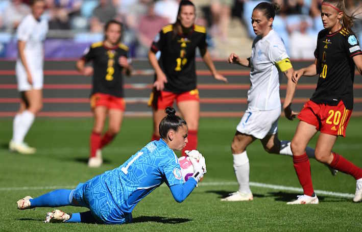 Nicky Evrard, gran artífice del punto sumado por Bélgica, detiene un balón durante el encuentro frente a Islandia. Daniel Mihailescu/AFP