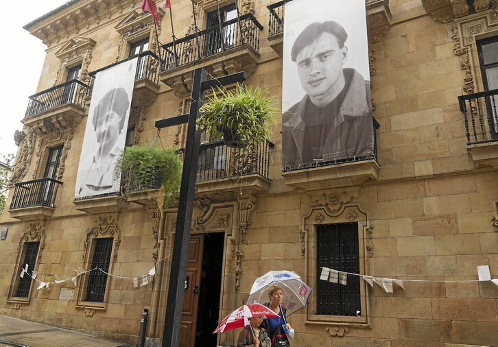 El Ayuntamiento de Ermua ha colocado una imagen de Blanco en su fachada, junto a la del otro vecino de la localidad víctima de ETA, Sotero Mazo, muerto a tiros en 1980 cuando acompañaba a un policía español.