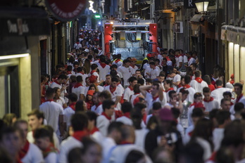 Una calle de Iruñea, atestada de gente. 