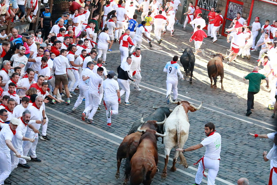 Dos toros encabezan la manada al paso por la plaza del Ayuntamiento.