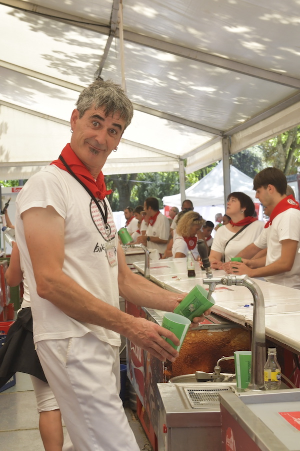 Un camarero voluntario tirando cañas en el Oinez. (Idoia ZABALETA/FOKU)