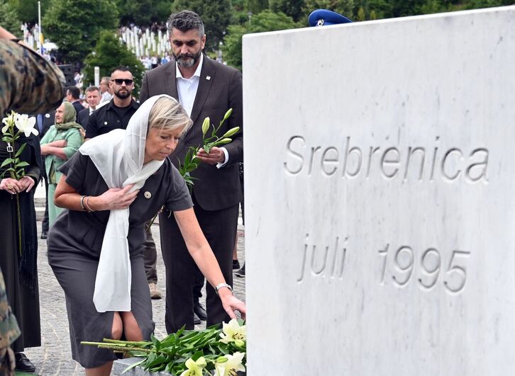 La ministra de Defensa neerlandesa, Kajsa Ollongren, ha rendido tributo este lunes a las víctimas en el memorial de Potočari.