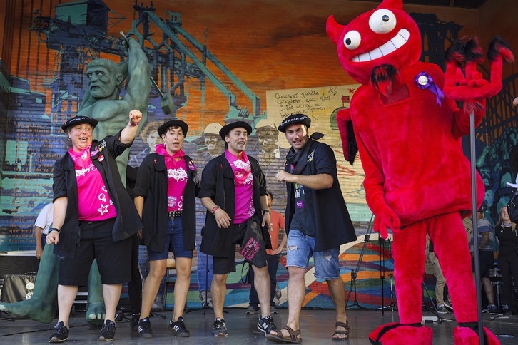Miembros de la asociación Jolindarrak, en el txupinazo de inicio de fiestas.