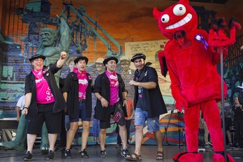 Miembros de la asociación Jolindarrak, en el txupinazo de inicio de fiestas.