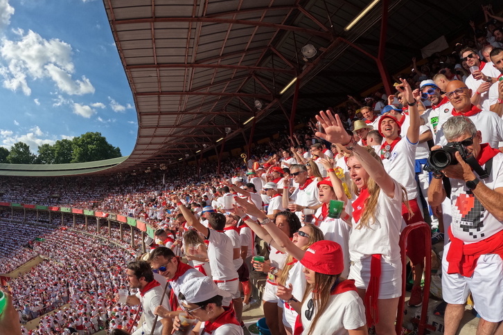 Iruñeko peñen giroa 2022ko sanferminetako lehen zezenketetan. 