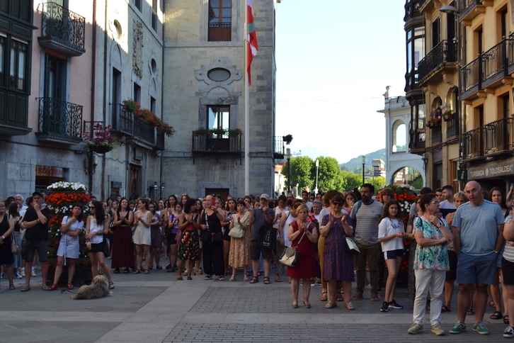 Elkarretaratze jendetsua egin dute Tolosan asteburuko sexu erasoa deitoratzeko. 