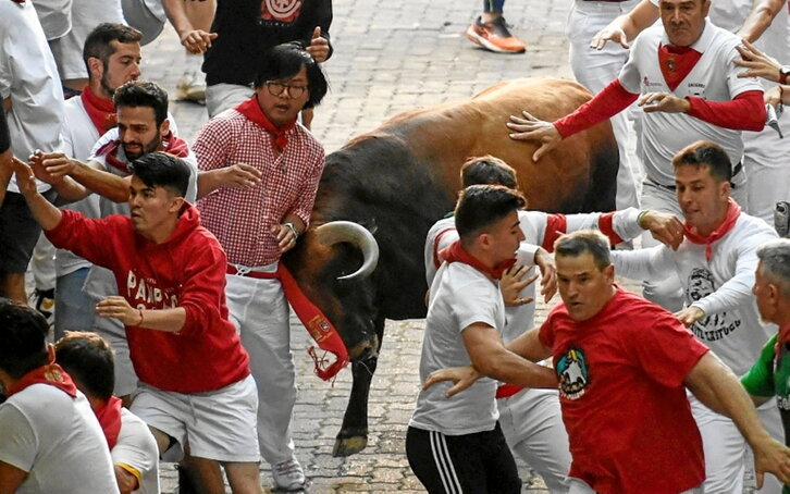 El encierro de ayer dejó imágenes que hacen difícil de creer que tan solo se hubiesen producido tres heridos por asta de toro.