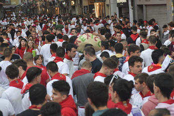 Las calles de Iruñea, repletas de gente. 