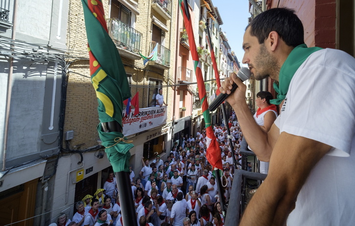 Julio Soto, Onintza Enbeita eta Jon Maia, balkoitik balkoira, bertsotan Iruñean.
