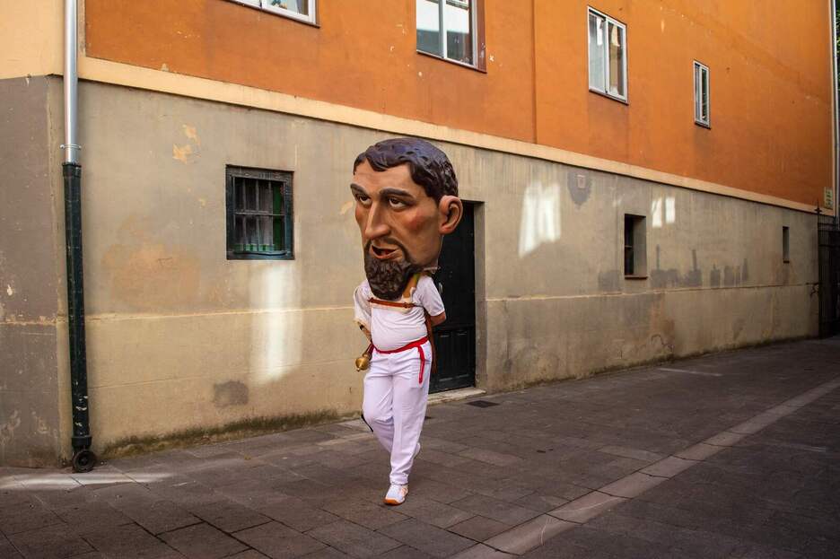 Alcalde se pasea concentrado antes de una nueva jornada de trabajo. Alcalde se pasea concentrado antes de una nueva jornada de trabajo.