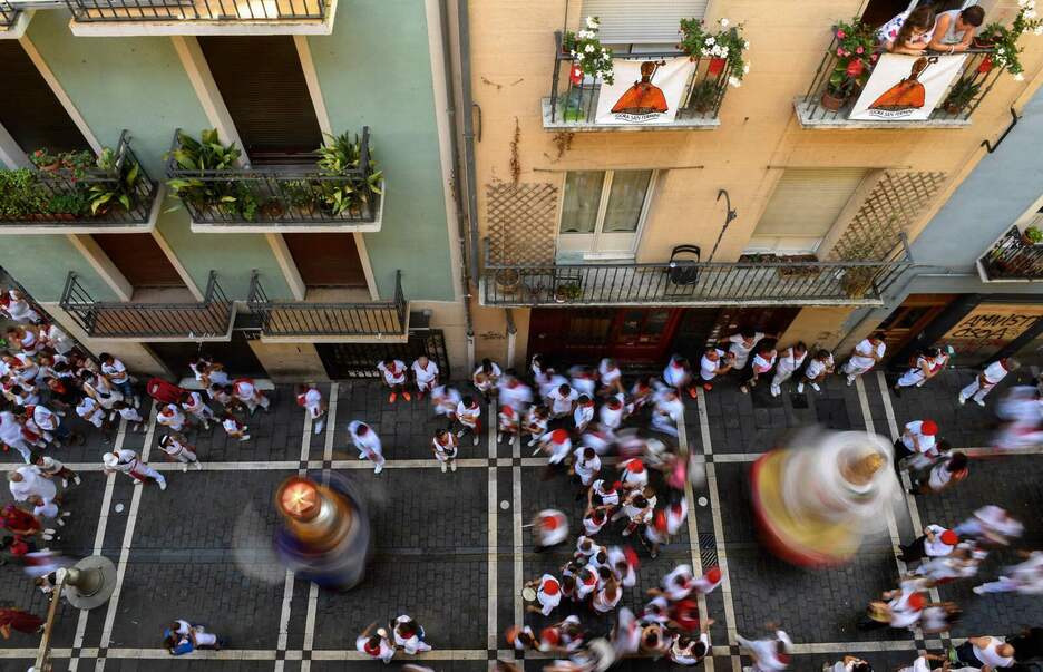 El poco espacio que dejan las silletas, aprovechado para girar. El poco espacio que dejan las silletas, aprovechado para girar.