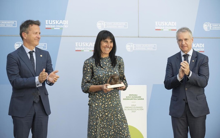 Nekane Balluerka sariarekin, Urkullu eta Bildarratz alboan dituela.