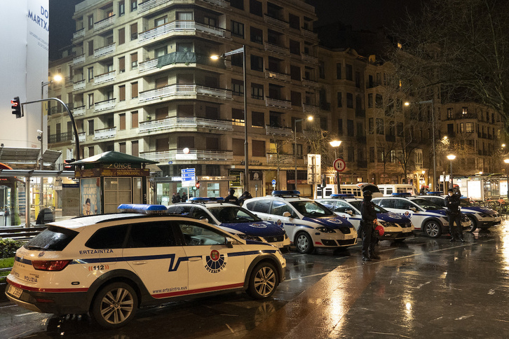 Coches de la Ertzaintza en Donostia. 