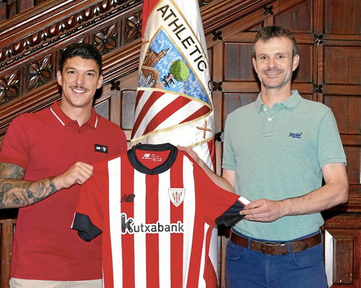 Ander Capa con el presidente Jon Uriarte tras firmar la renovación.