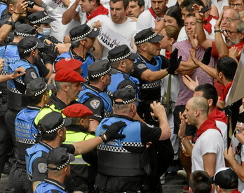 Subida por la calle Curia al término de la manifestación.