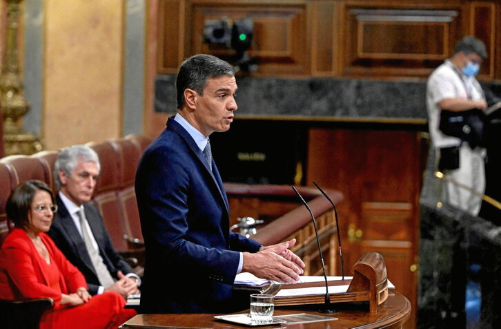 El senador Alberto Núñez Feijóo siguió la sesión en el escaño del jefe del PP