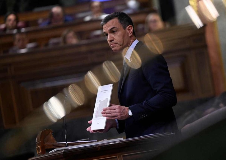 Pedro Sánchez muestra un gráfico durante su intervención en el debate.