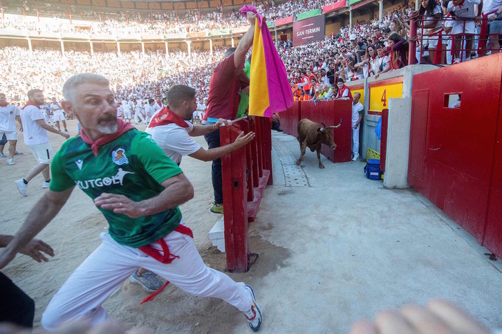 Una de las vaquillas, de vuelta al coso tras saltar al callejón esta mañana.