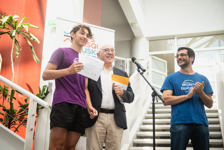 Brebeta euskaraz egin duen ikaslea Euskal Elkargoko eta Seaskako presidenteekin ziurtagiri ez-ofiziala jasotzen.