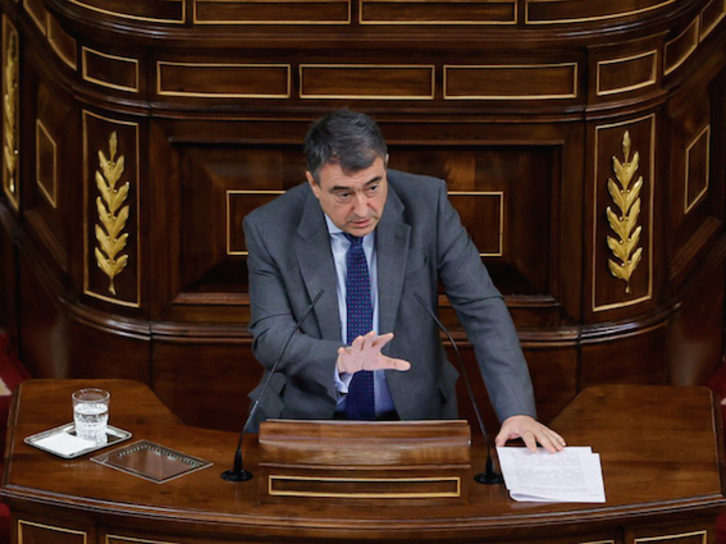 El portavoz del PNV, Aitor Esteban, en la tribuna de oradores.