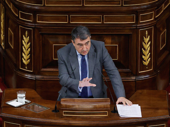 El portavoz del PNV, Aitor Esteban, en la tribuna de oradores.