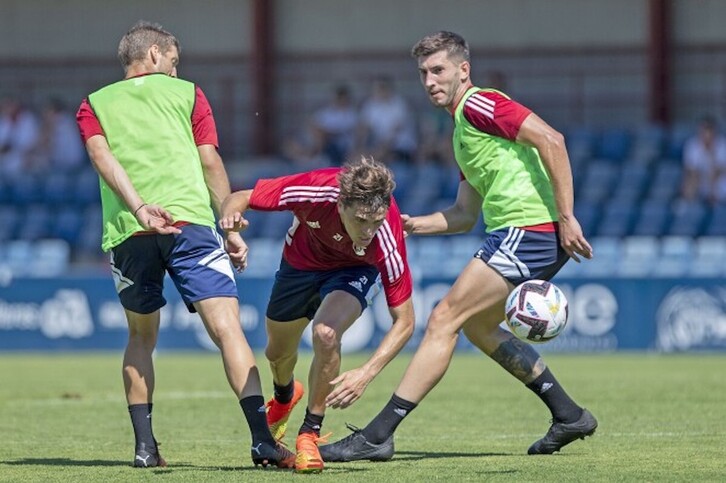 Javi Martínez trata de marcharse de David García y Darko en la sesión matinal.