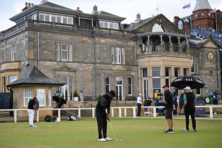 El estadounidense Tiger Woods practica en el Old Course de Saint Andrews antes del Open Británico.