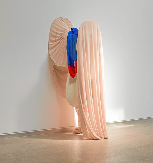 Una de las obras de la exposición «Entre alguien y algo», de la artista navarra June Crespo, que puede visitarse en la galería Carreras Múgica hasta el próximo 29 de julio. (Fotografía: Galería Carreras Múgica)