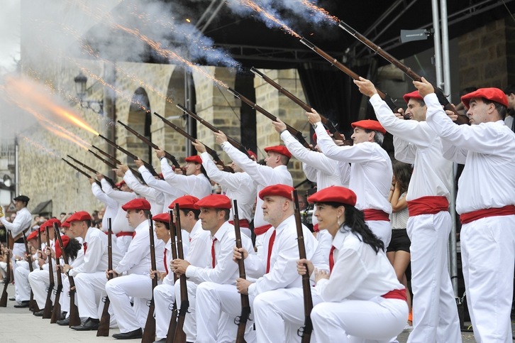 Antzuolako jai egitarauan ez da faltako uztaileko hirugarren larunbatean ohikoa den alardea.