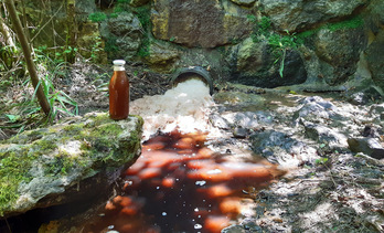 Erraustegiaren azpitik Arkaitzerrekara doan hoditik aparra ateratzen ikus daiteke, Erraustegiaren Aurkako Mugimenduak zabaldu duen irudian.