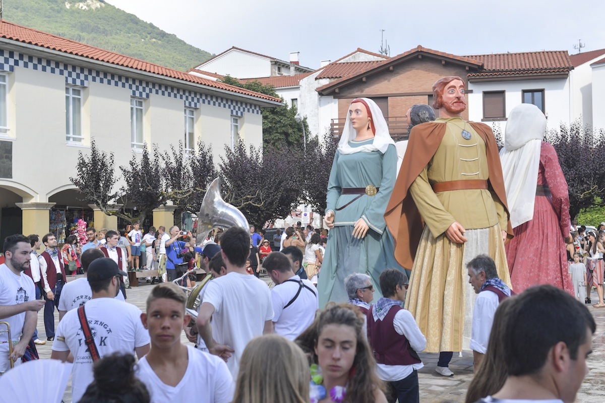 Irurtzunen datorren asteazkenean botako dute txupinazoa eta jarraian erraldoi eta buruhaundien konpartsa irtengo da. Idoia ZABALETA (FOKU)