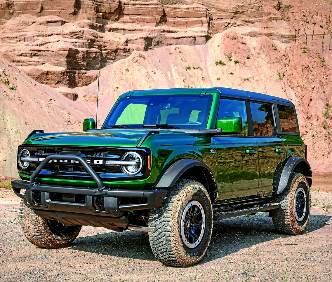 La estética del nuevo Bronco resulta muy moderna y atractiva, aunque no faltan guiños al modelo original, sobre todo en los faros redondos unidos por las letras del modelo.