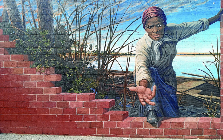 Erreportajea zabaltzen, ekintzaileari eskainitako murala.