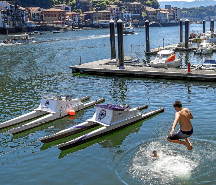 Varios niños afrontan el calor bañándose en la ría de Pasaia, en una imagen de archivo.
