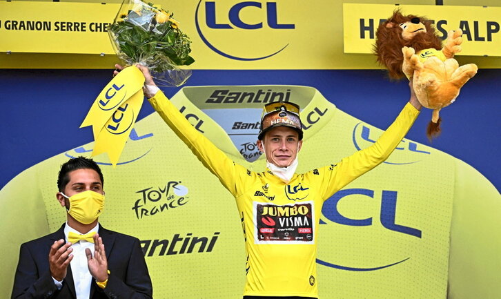 Jonas Vingegaard, con su primer maillot amarillo tras su victoria en el Granon.