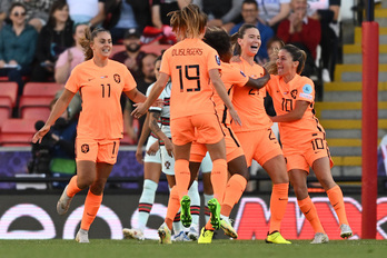 Damaris Egurrola, titular hoy, celebra con sus compañeras el gol que abría el marcador.