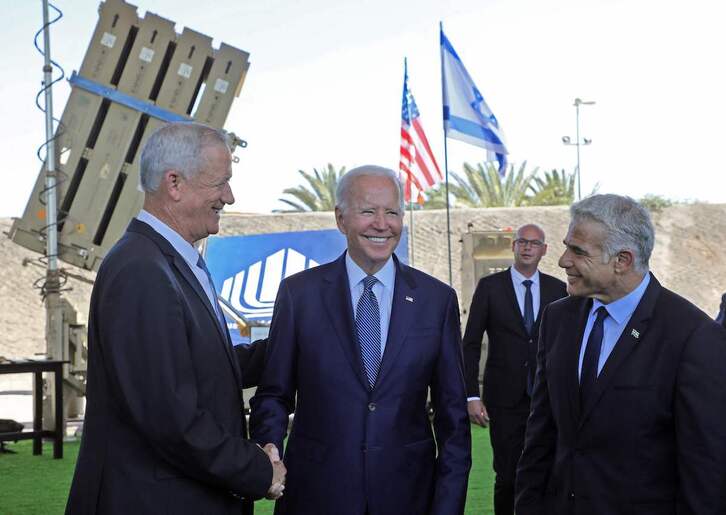 El ministro israel de Defensa, Beny Gantz, el presidente de EEUU, Joe Biden, y el primer ministro israelí, Yair Lapid, junto al sistema antimisiles Cúpula de Hierro.