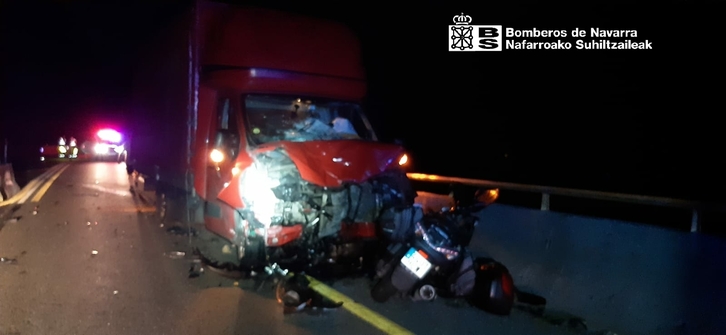 La moto ha impactado contra el camión y el piloto ha salido despedido.
